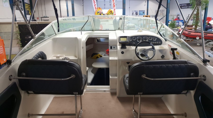 Sea Ray 215 Express Cruiser