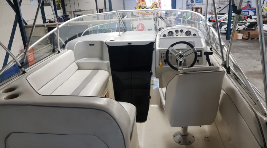 Bayliner 2355 Ciera Sunbridge DIESEL (met klein defect)